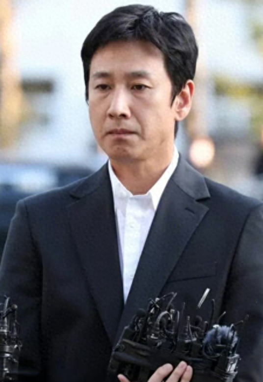 曾出演《寄生虫》，48岁韩国演员李善均自杀身亡，警方称事故现场有点燃闪电弹痕迹