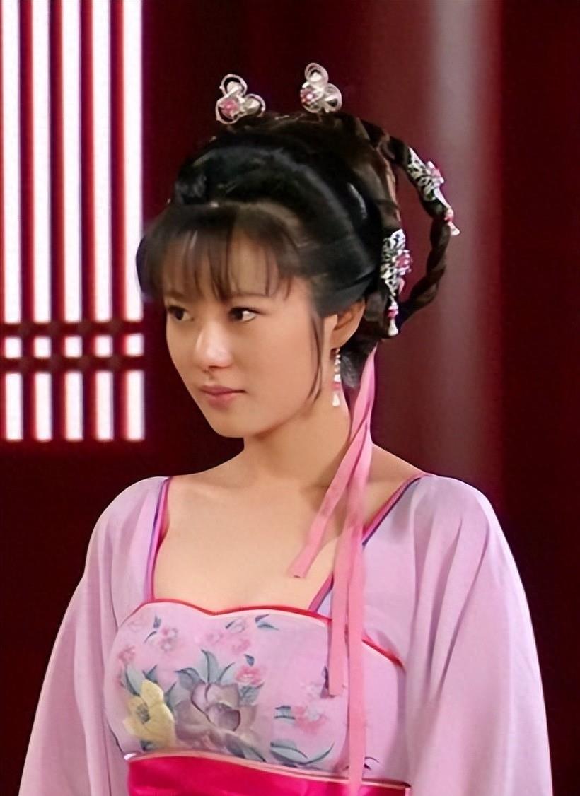 她靠着姑父出道走红，姑父另结新欢后，就彻底沦为了18线演员了