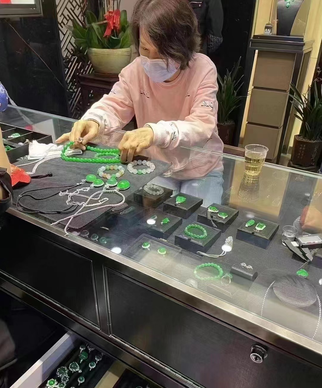 董明珠|69岁董明珠出门逛街！弯腰驼背头发花白，身家27亿未带保镖显自信