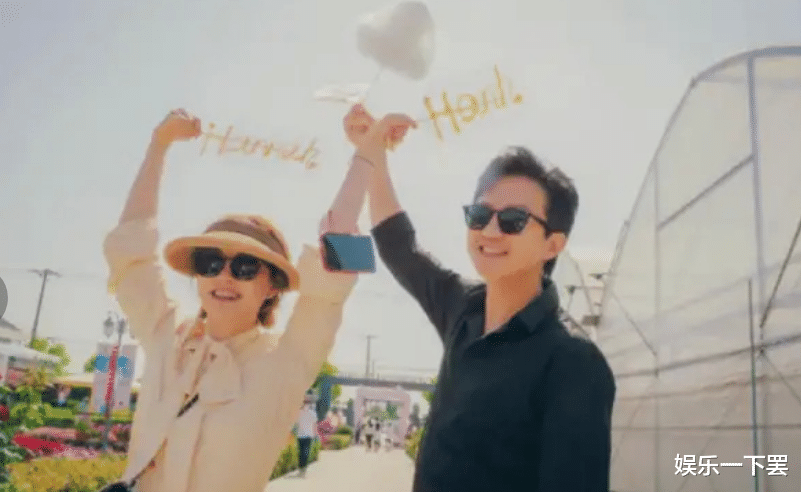 孙俪高调晒全家福庆结婚12周年!一双儿女罕见正脸出镜,其乐融融