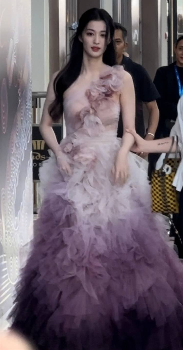 新加坡这一夜,张雨绮葫芦身材抢镜,宋轶太干瘪,王楚然艳压全场