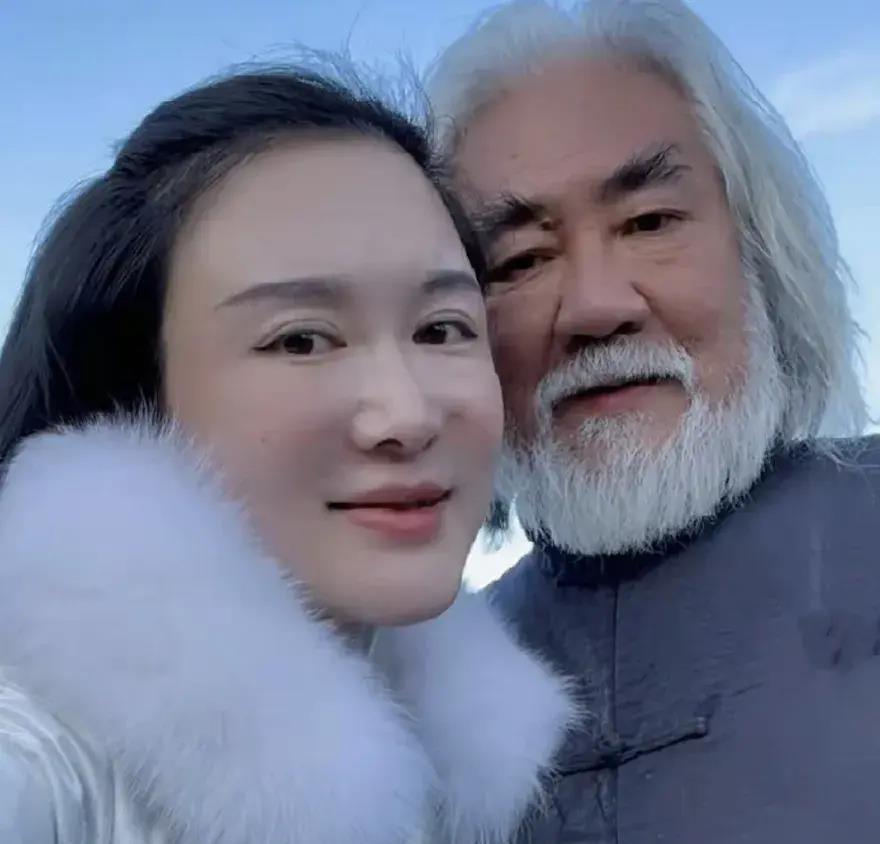 曝72岁张纪中与娇妻拍情侣写真，拍照姿势亲密大胆，引发网友热议