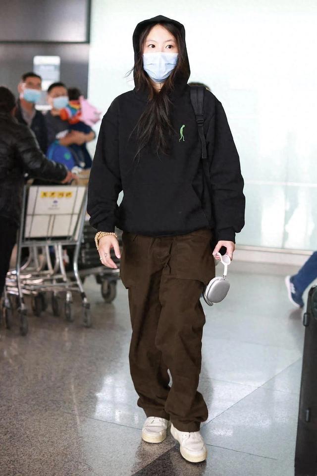 王菲女儿又飒又美,连帽卫衣配工装裤真惊艳,换个发型差点认不出