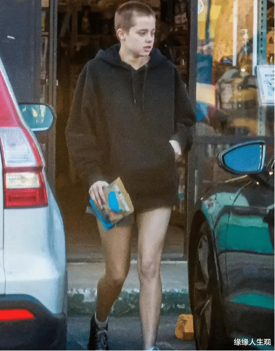 60岁皮特帅气依旧，女儿希洛继承父母高颜值，寸头帅气，长发漂亮