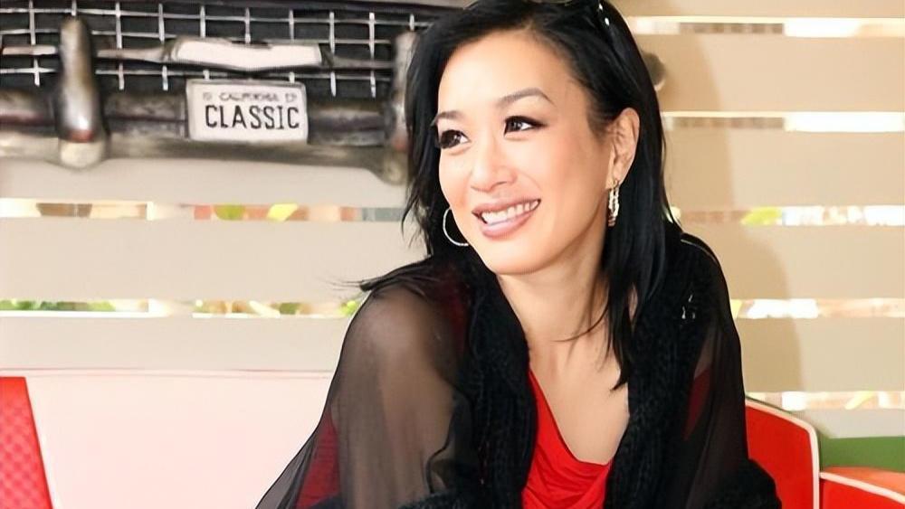 钟丽缇曾反对周海媚独自一个人定居北京，网友说得很对