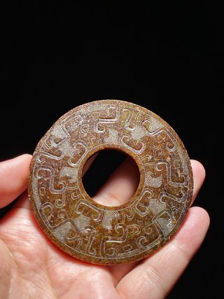 博物馆|明以前 和田玉沁色 龙纹玉璧