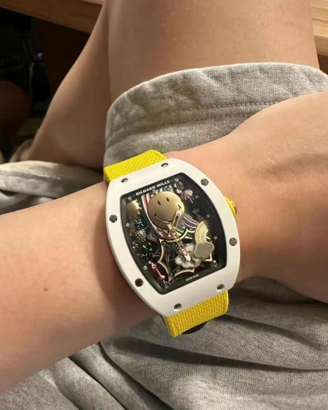 |王思聪暴瘦腿比女生细！戴2300万名表逛奢侈品店，身旁又换俩美女