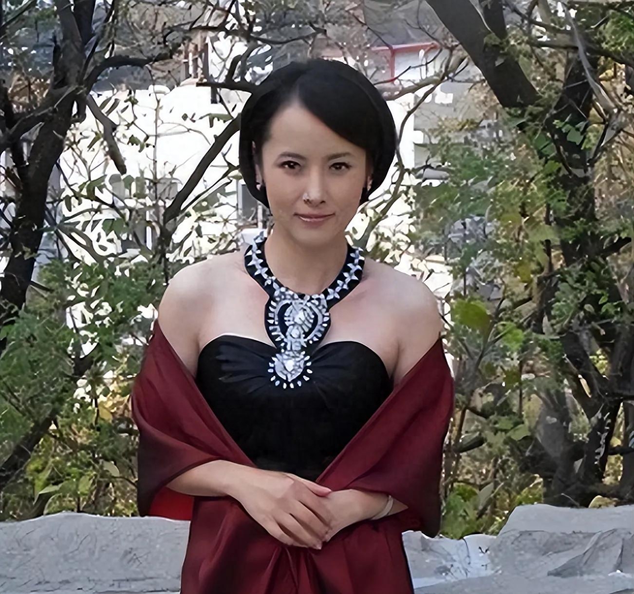 她41不顾反对嫁了穷丑男,43岁被夫夺财失子,今终于苦尽甘来