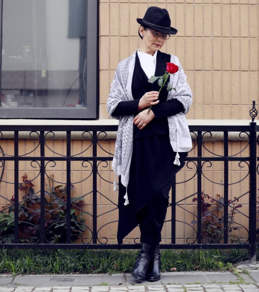 发型 60岁女人：想比同龄人更显气质，穿搭和发型是关键，看潘虹就知道