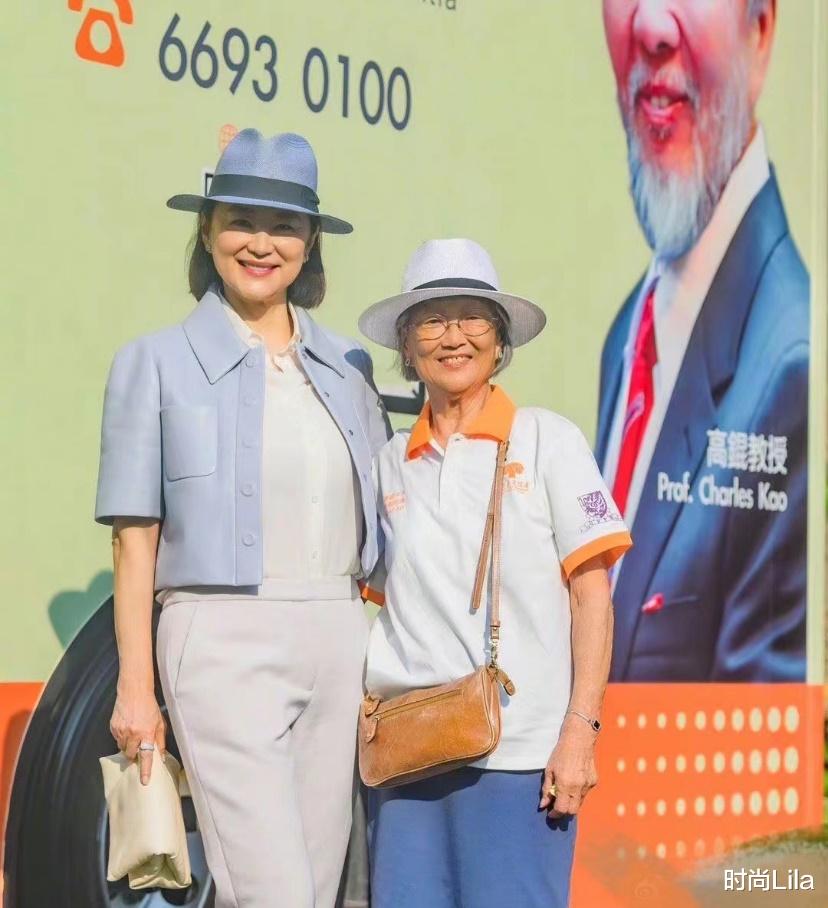 69岁林青霞久违露面，露肩黑裙大方又优雅，“东方不败”神采依旧