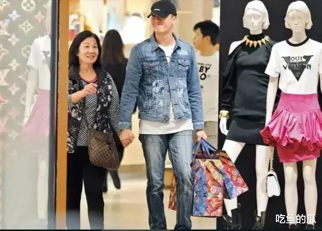 曝汤洛雯婆婆消费情况：买名牌包不心疼，出行开大奔，还吃补品