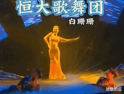 恒大歌舞团私照流出，细腰身，丰腴迷人，网友：还是有钱人会玩