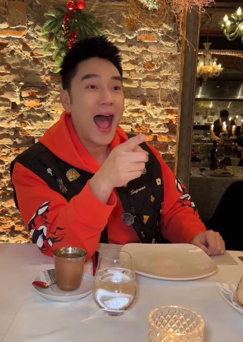 笑喷！林依轮和23岁儿子游上海迪士尼，网友：别合影，对儿子不利