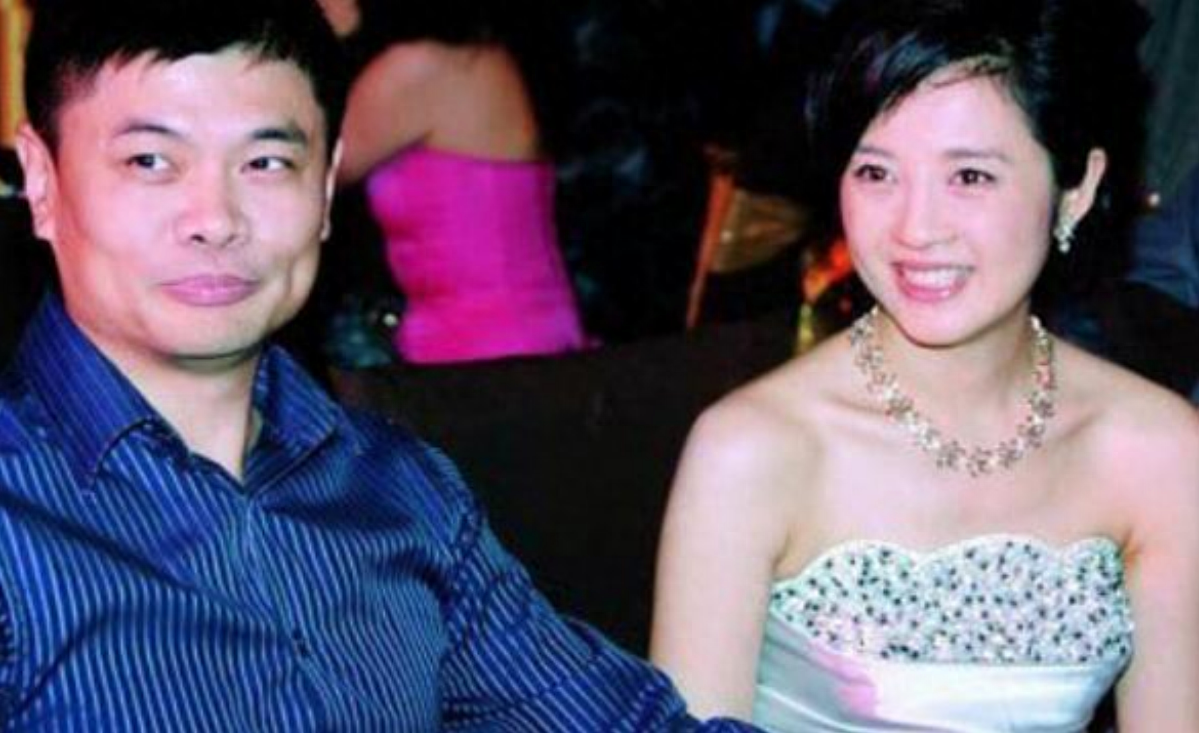 为娶央视主持人，富豪丁健抛妻弃子，没曾想前妻和现任竟然成闺蜜