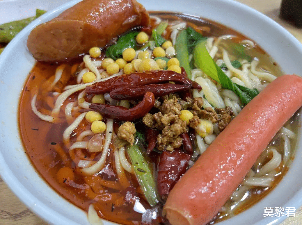 板面|一碗牛肉板面才卖5块，板面店不赔钱吗？