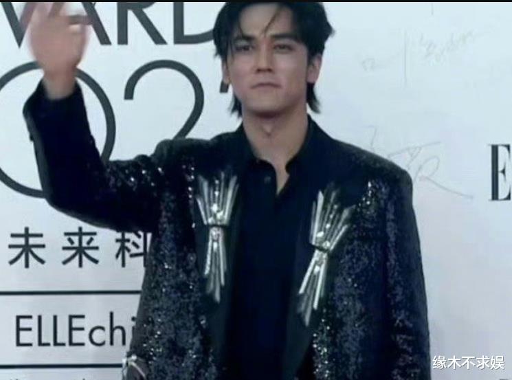 迪丽热巴杨紫齐聚ELLE红毯，一个明艳如女帝，一个被嘲像丫鬟！