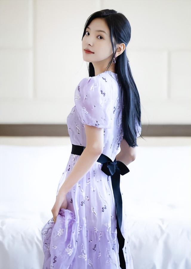 谁不喜欢甜妹呢?章若楠紫色写真