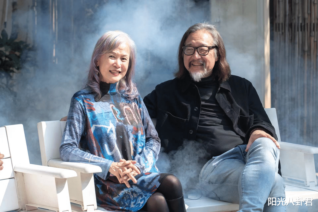 三明星同框，汤唯周迅靠边走，黄磊哈腰陪同，走C位的白发贵妇什么来头