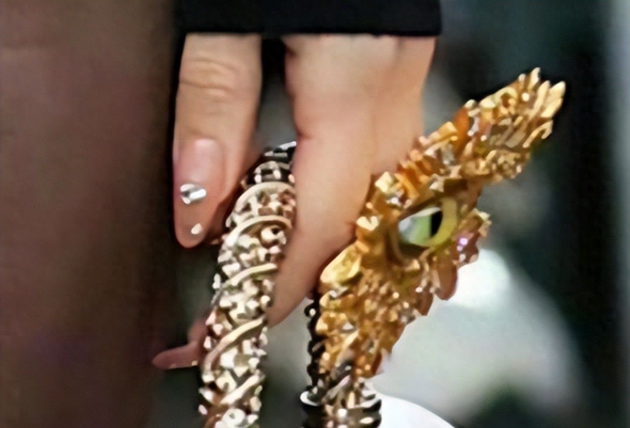 baby被央视除名！看疯马秀戴光明会戒指，离婚越混越差！