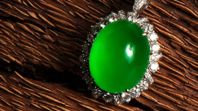 翡翠|集三大优势于一身，翡翠被誉为玉石之王，价格一路飙升！