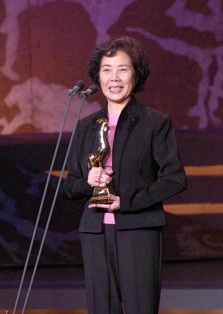 郑振瑶:68岁再夺"金鸡"影后,丈夫病逝后她在悲痛中坚强 - 娱乐资讯(主