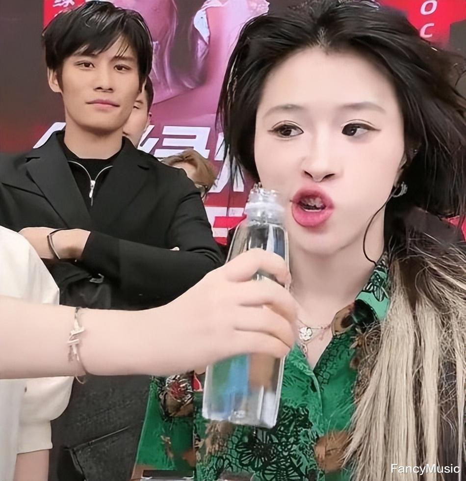 网红小黄带货被批低俗,小杨哥挺身为爱徒发声,一切都是剧本?