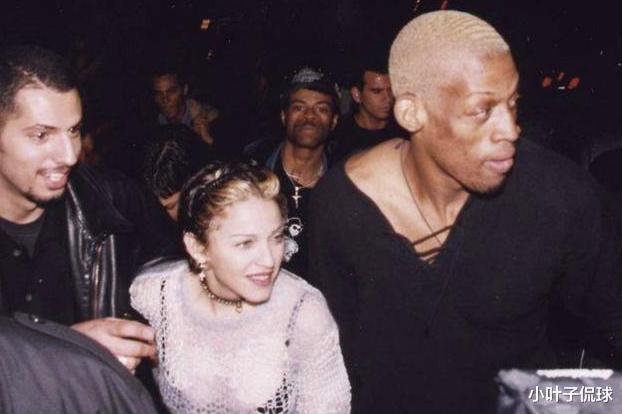 64岁麦当娜出院后首亮相,扶灯柱身体虚弱,罗德曼:发生过关系