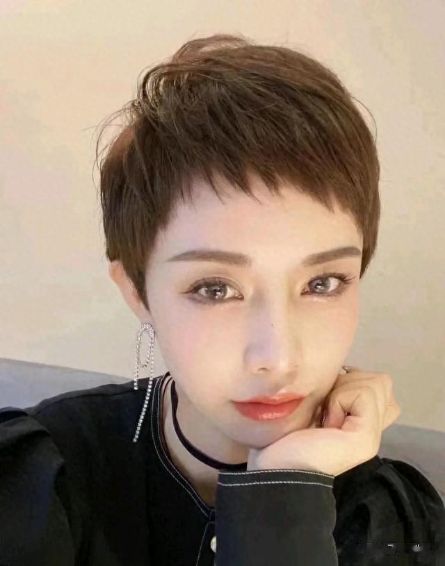 最具人气女发有哪些？锯齿刘海，挂耳短发，锁骨发，温柔长卷发