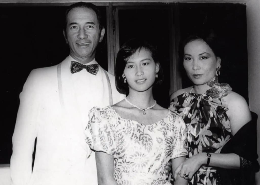 何超琼|当年何鸿燊葬礼上,何超琼特意放一张照片,意在露出半边脸的男人