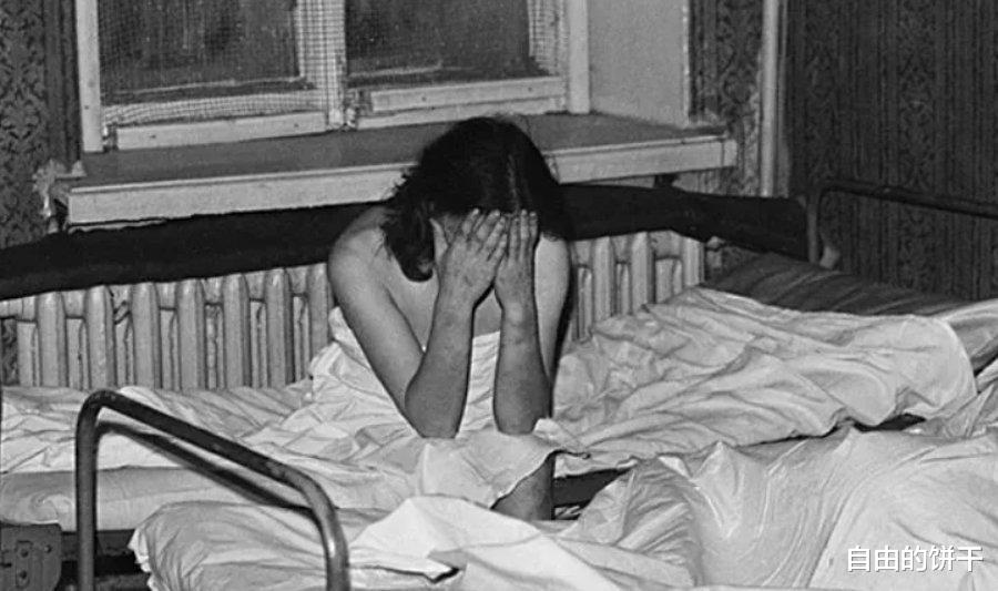 失眠|被脱光，浇冷水，带走所有东西：苏联女性是如何从宿醉中醒来