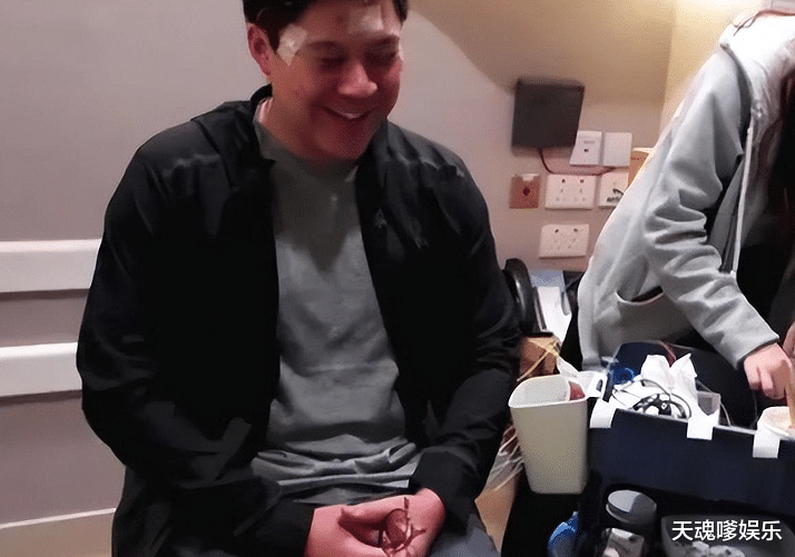 港媒曝霍启刚病情严重!脑部缺氧晕厥,郭晶晶带儿陪护流泪显心酸