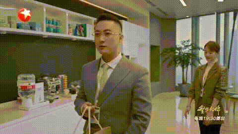 贾景晖:凭《庆余年》出圈,从校服到婚纱,妻子是演员,女儿已经12岁