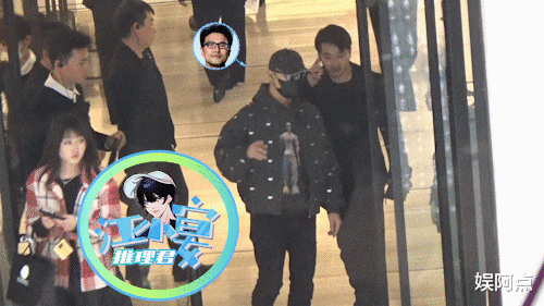 汪峰：烟瘾太大了！在等待女儿放学途中，走路摇摇晃晃不停抽烟