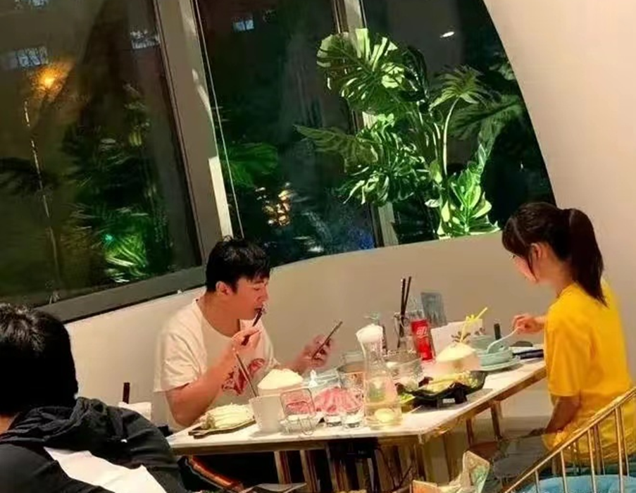 王思聪|35岁王思聪约会新女友!女方素颜出镜气质清纯,年纪娇小似高中生