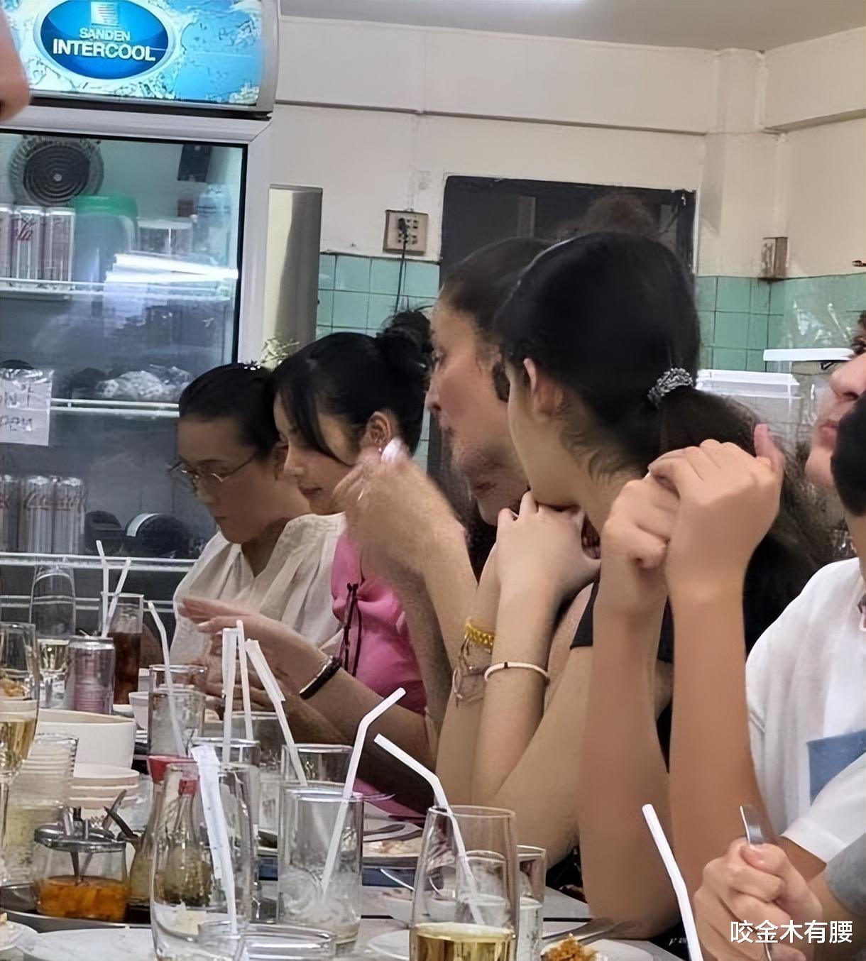 Lias现身泰国餐厅,穿搭朴素低调似路人,心情开朗似不受风波影响