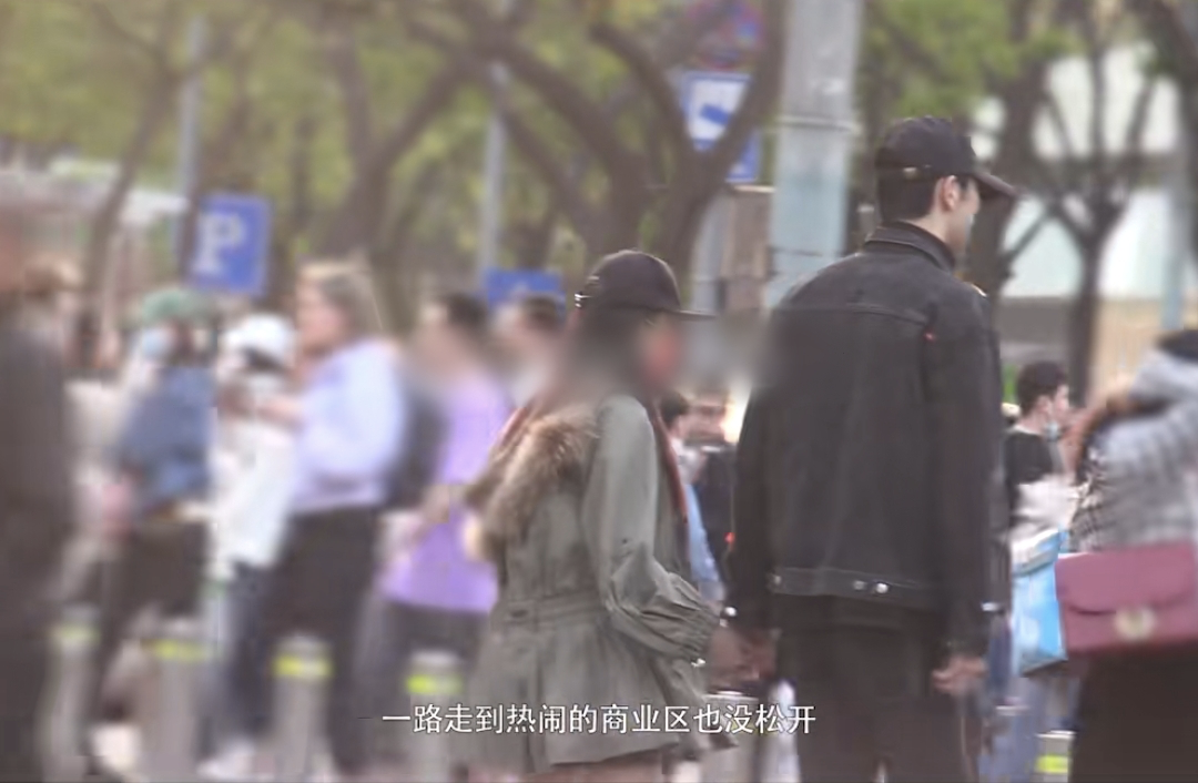 金莎|金莎和素人男友同框首次被拍！二人逛街牵手挽臂，呈现最萌身高差