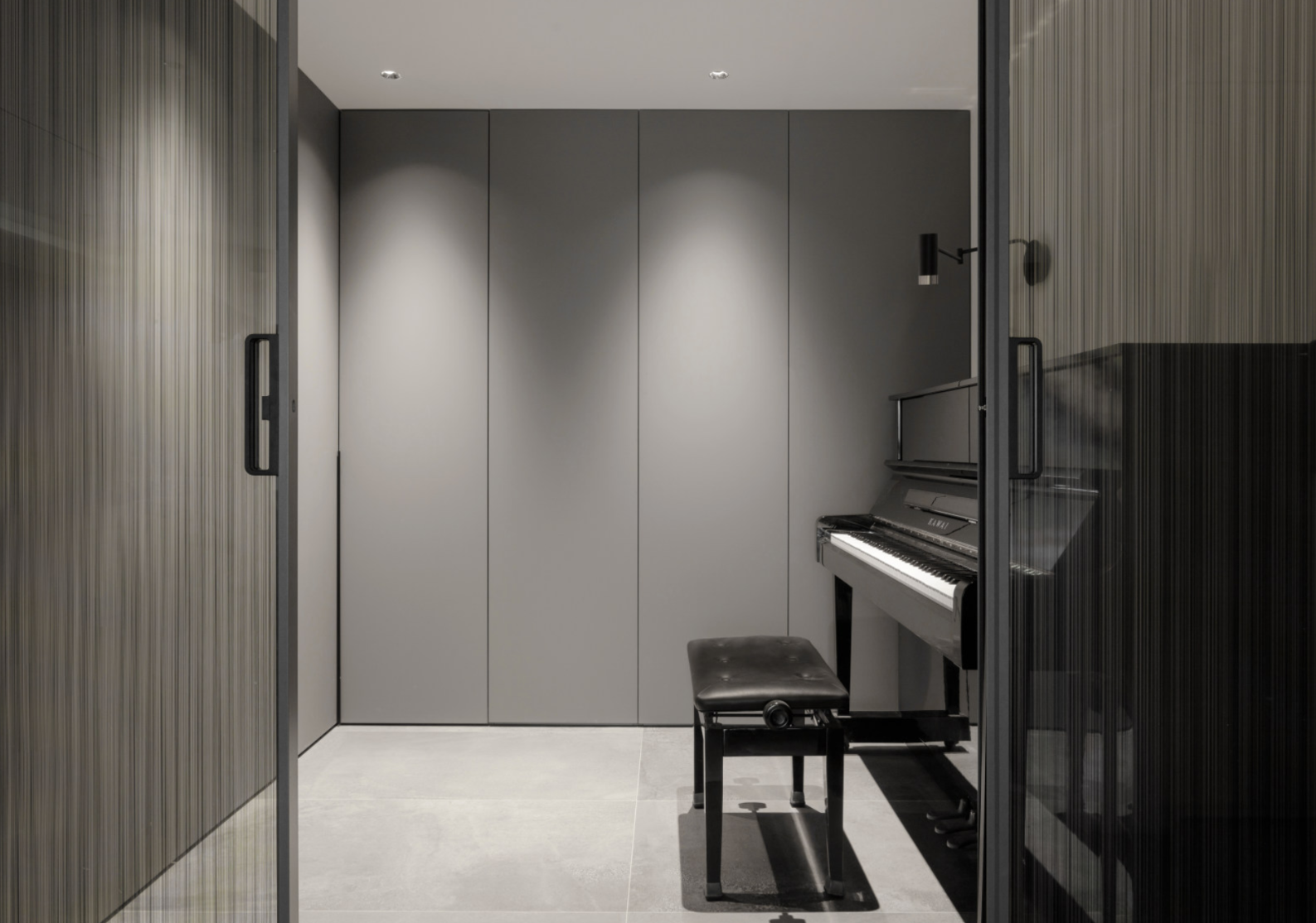 同时,玻璃移门隔断也与玄关的隔断做到了对称齐平,让空间看起来更加工