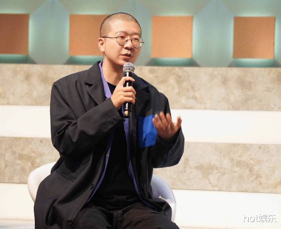 笑果禁演,李诞公园闲逛路边吃串,衣服皱巴,落魄成“退休老人”