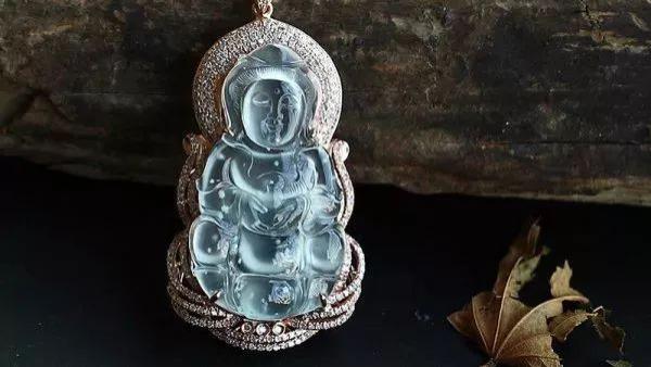 买下的一块蒙头料原石，意外切出冰种雪花棉！