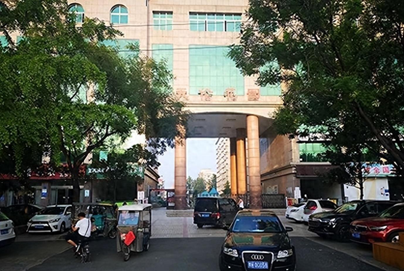 把三个女儿弄去坐牢后,蓝翔校长再送原配入狱,这次被“反杀”了!