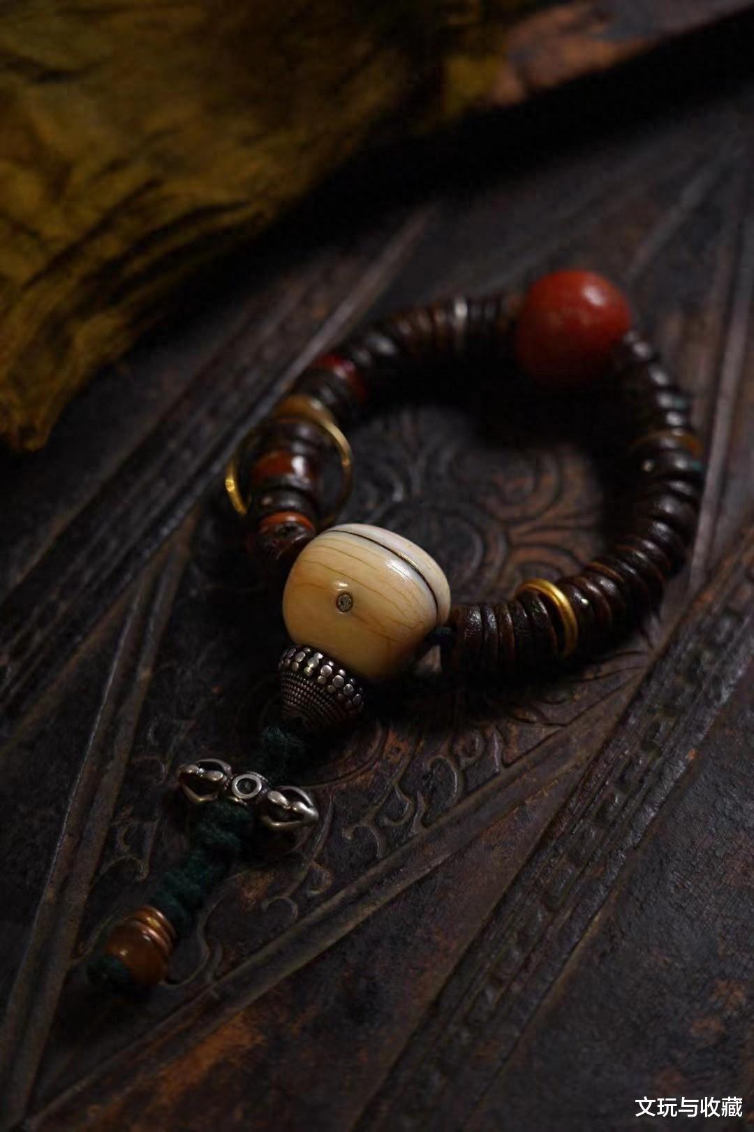 镶嵌宝石的人骨手串，旁门左道之美，纯粹的有信仰的文玩