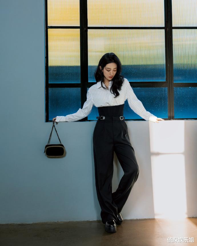 杨紫最新造型嫩出新高度,扎挑染双马尾娇俏可人,身材纤瘦好少女