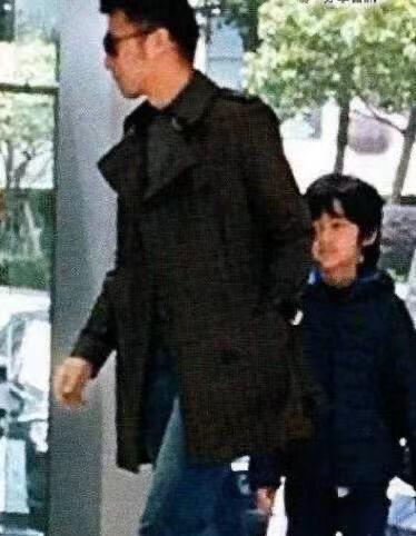 谢霆锋隔10多年与大儿子首同框!父子长相如复制,澳洲滑雪心情佳