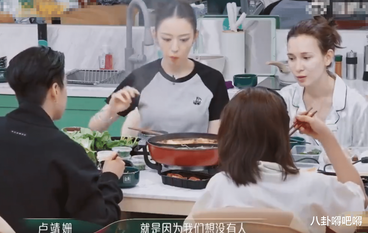 卢靖姗马尔代夫度假!韩庚从背后环腰抱,自曝婚礼细节惹笑全场