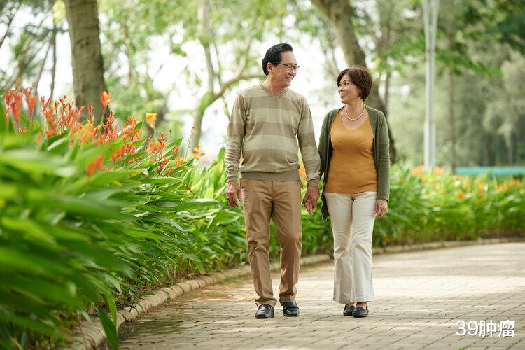 长期走路有利于健康吗？提醒：过了60岁的老人，建议做好5件事