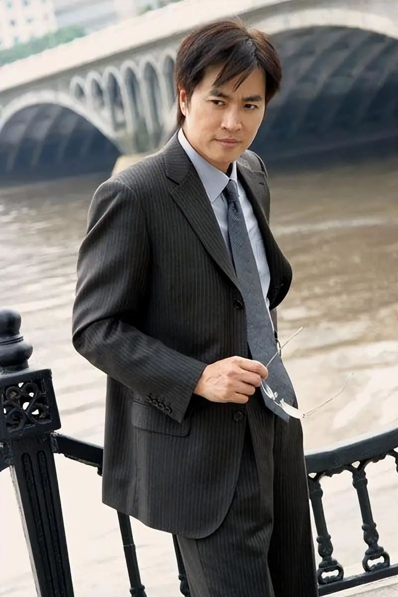 红极一时的陈庭威：爱情破碎后父亲离世，害怕变老62岁不敢结婚