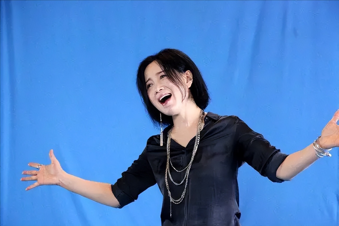 |连续四次登上春晚，却被恩师夺走初夜被骗堕胎，55岁至今没人敢娶