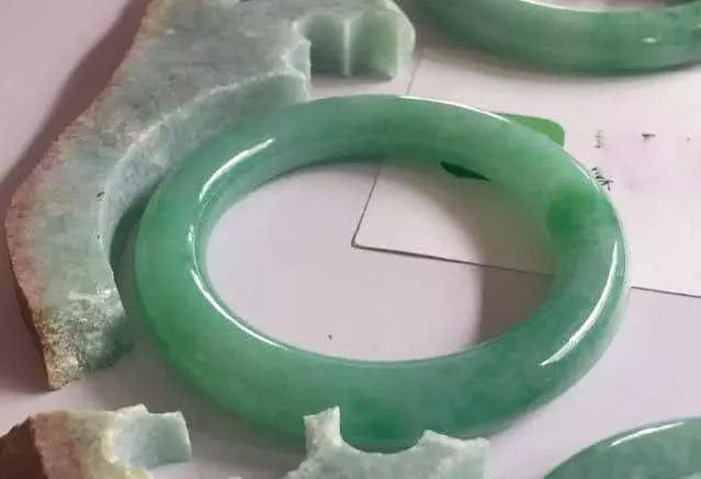 一块翡翠原石,竟切出数十条满绿手镯