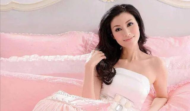 李嘉欣|33年了,李嘉欣终于遭“反噬”,庄月明、宝咏琴可以瞑目了