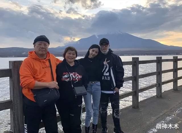 潘玮柏晒出婚礼照！妻子宣云穿50万婚纱出嫁，两人牵手画面甜蜜